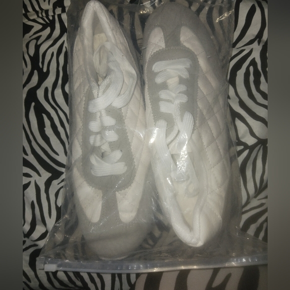 NEW Women Gray & white comfort sport style sneakers - Picture 3 of 8